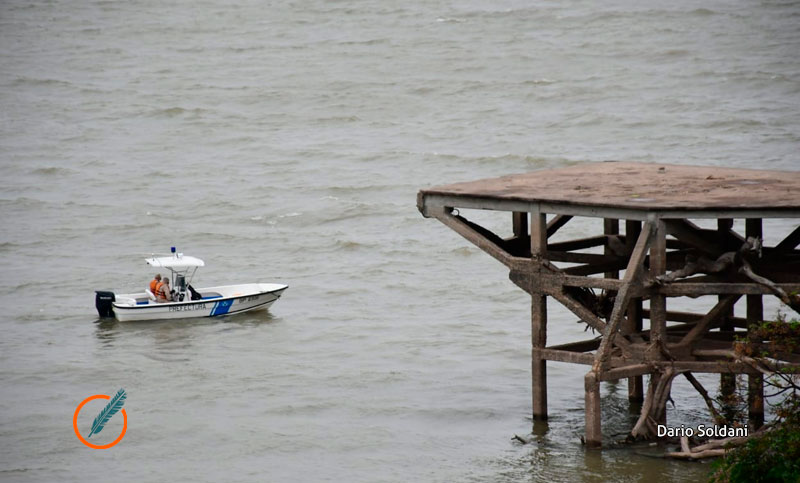Rastrillan el Paraná en busca de un joven pescador que cayó anoche al agua
