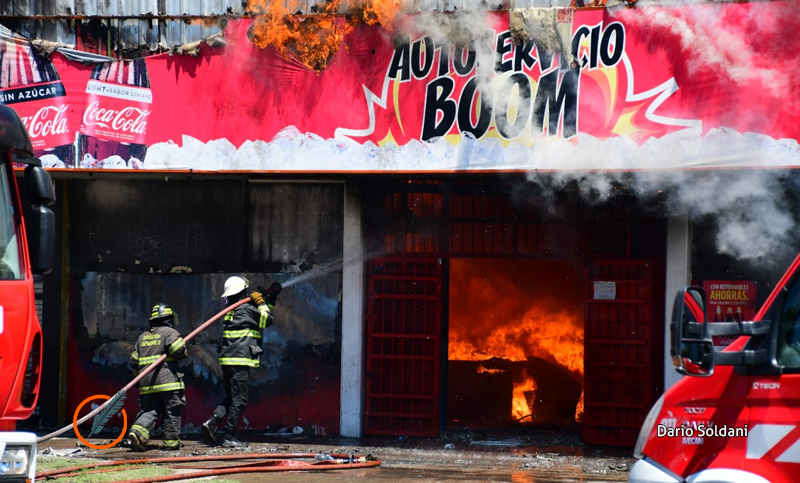 Gran incendio en un taller de neumáticos: autos quemados y dos casas linderas afectadas