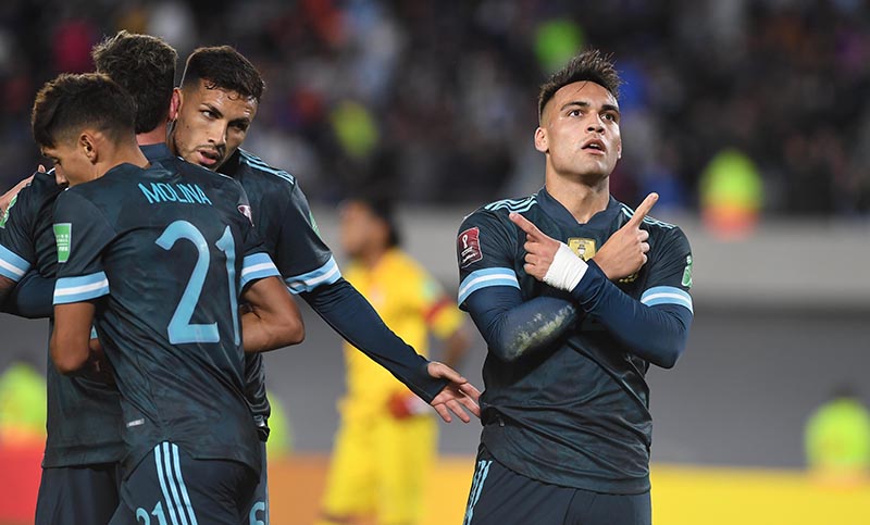 Argentina pegó en el momento justo y se quedó con tres puntos importantes ante Perú
