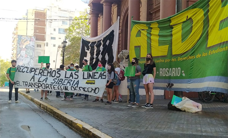 Estudiantes reclamaron frente a la Municipalidad por la vuelta de los colectivos a La Siberia