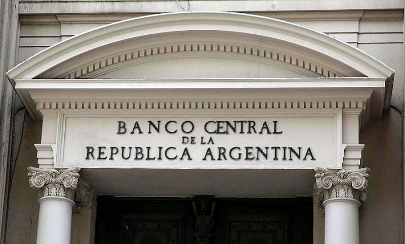 El Banco Central flexibiliza acceso a dólares para importación de insumos