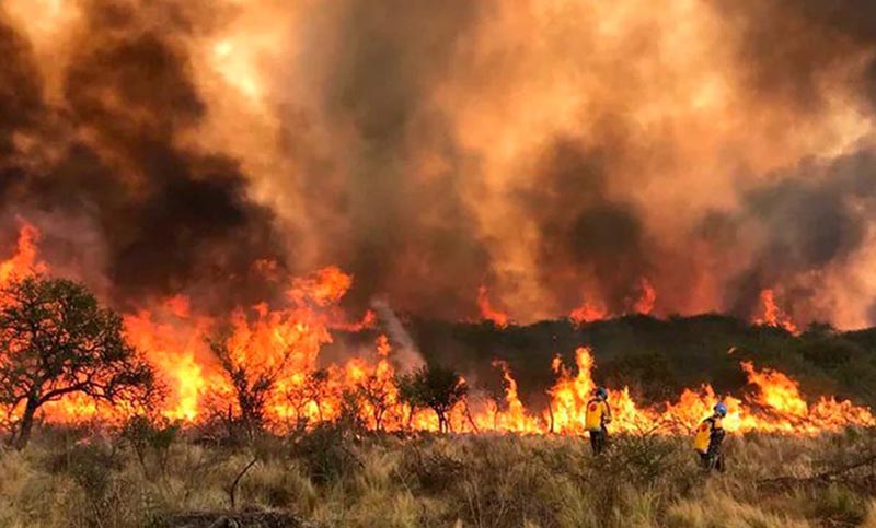 Seis provincias registran incendios forestales y el viento complica su extinción