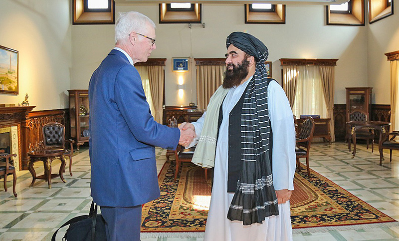 Los talibanes se reunieron con un emisario británico en busca de mayor apoyo internacional