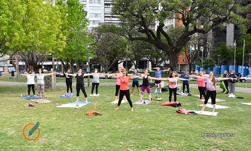 Los rosarinos disfrutaron de una clase abierta de yoga en el Parque España