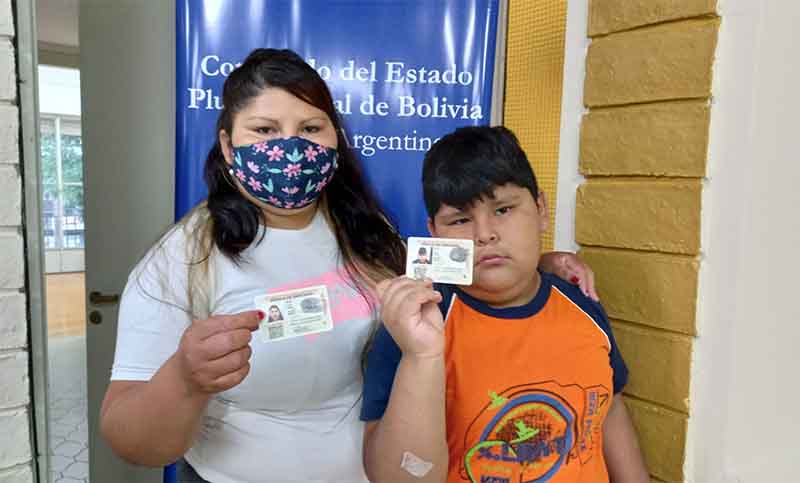 Consulado de Bolivia entrega documentación a residentes de Rosario