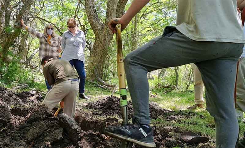 Inician excavaciones en busca de restos de desaparecidos en campo militar