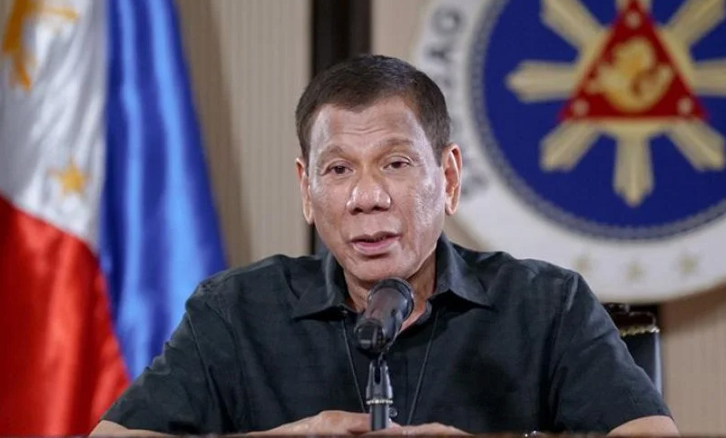 El presidente de Filipinas amenaza con «vacunar mientras duermen» a quienes se niegan a ser inmunizados