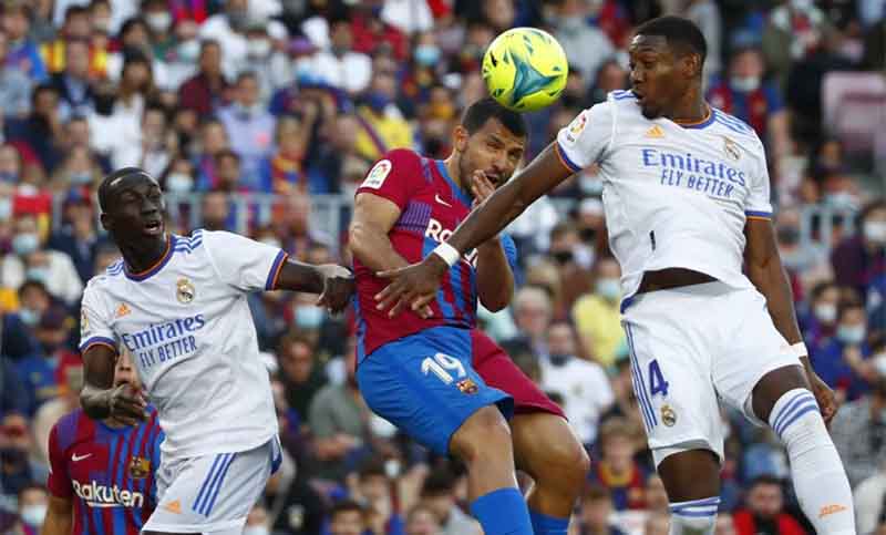 El “Kun” Agüero metió su primer gol en Barcelona, pero perdió el clásico