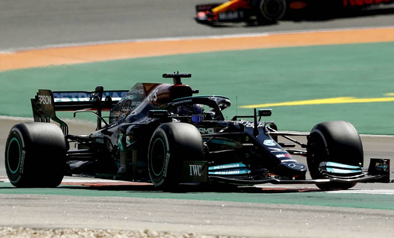 Lewis Hamilton hizo el mejor tiempo en los entrenamientos, pero no podrá largar primero