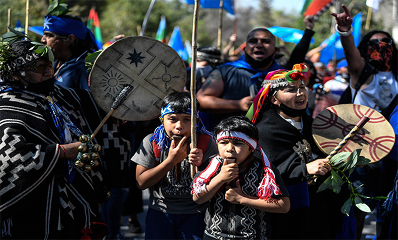 Mapuches: entre la construcción del enemigo interno, el reclamo por el territorio y el terrorismo mediático