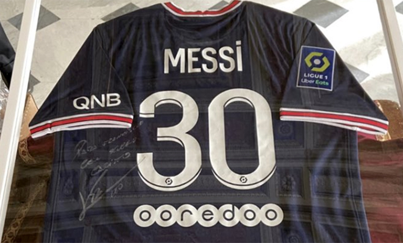Messi le regaló una camiseta del París Saint Germain al Papa Francisco