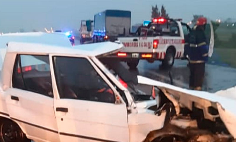 Siniestro en la autopista: un hombre falleció al chocar su auto con dos camiones