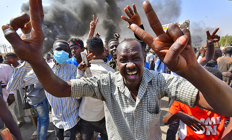 Detienen en Sudán a críticos del golpe y crece la presión sobre los militares