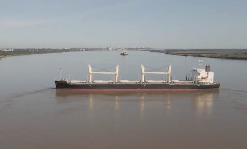 Por una mala maniobra, un barco liberiano quedó varado en el río Paraná
