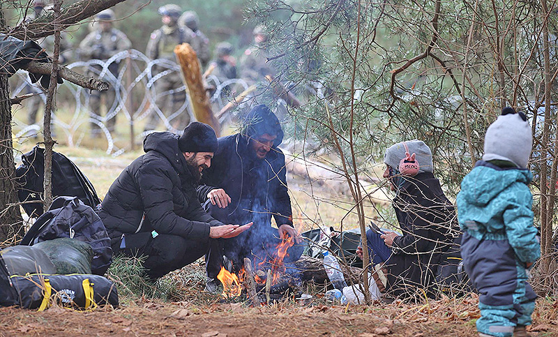 Migrantes acampan en frontera entre Bielorrusia y Polonia tras fallido intento de cruce