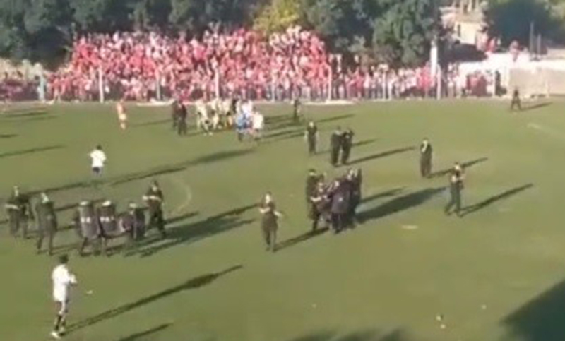Incidentes en la liga Casildense: incendiaron un patrullero durante un partido