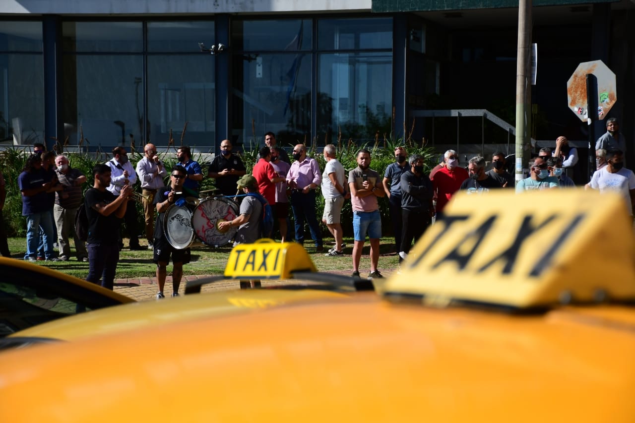 Dueños de taxis enojados: tarifa en espera, costos no hechos por la Municipalidad y oferta de nuevas chapas