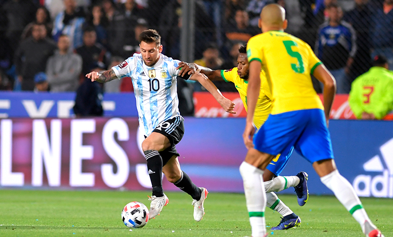Argentina igualó un parejo clásico con Brasil en San Juan, pero sacó pasaje a Qatar