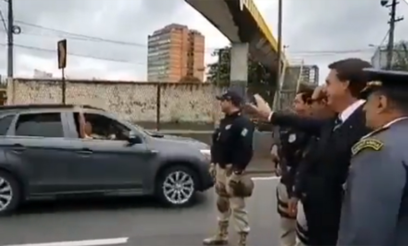 Bolsonaro ordenó la detención de una mujer que lo insultó desde un auto