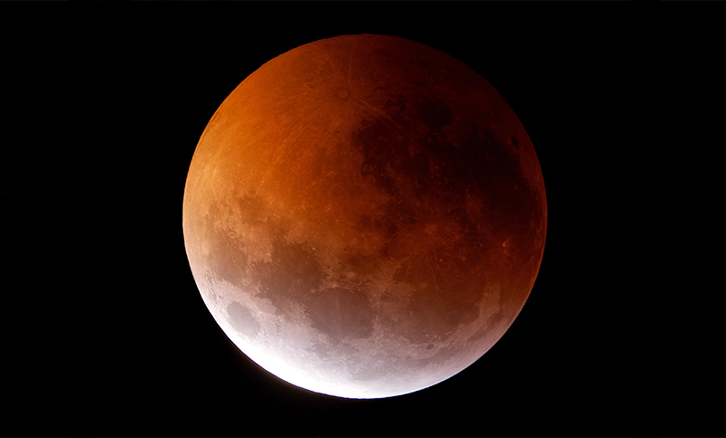 ¿Cómo y dónde se podrá ver el eclipse parcial lunar más largo del siglo?