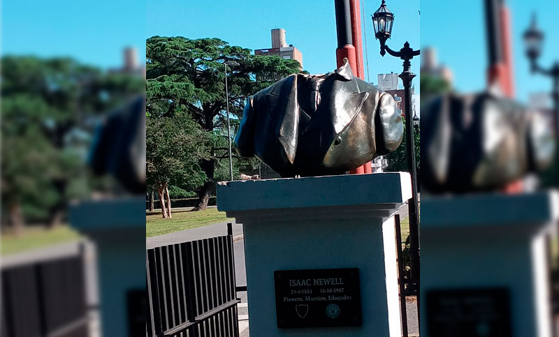 Locura y vandalismo sin fin: decapitaron el busto de Isaac Newell