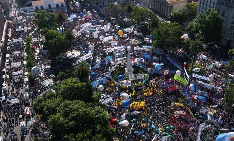 Masiva marcha de sindicatos y organizaciones a Plaza de Mayo