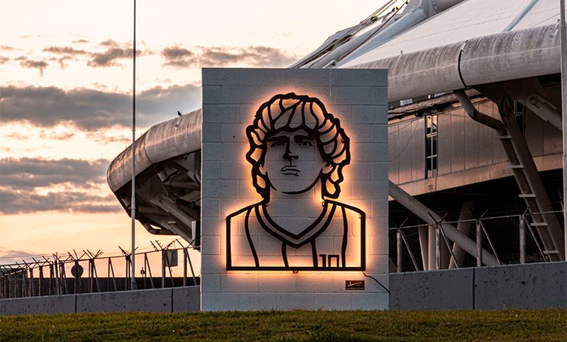 Maradona se ilumina en Italia con la gran escultura de un argentino