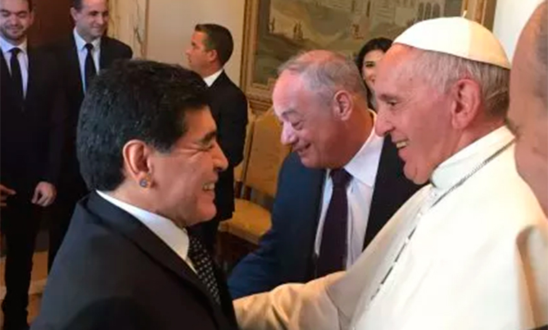 El papa Francisco recordó a Maradona junto a ex jugadores del Napoli