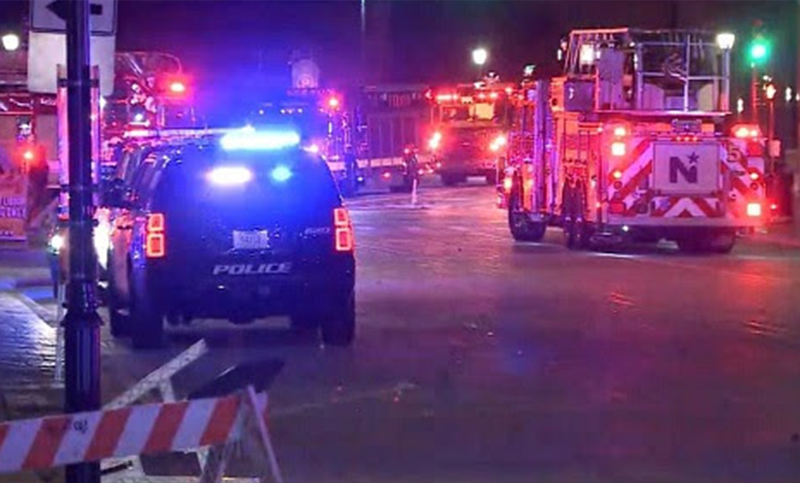 Una camioneta embistió a la multitud durante un desfile navideño en Estados Unidos: 5 muertos y 40 heridos