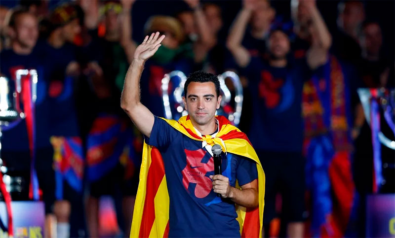 Xavi saludó a los hinchas del Barcelona en su llegada como nuevo DT
