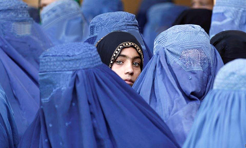 El jefe de los talibanes pide proteger los derechos de la mujer en Afganistán