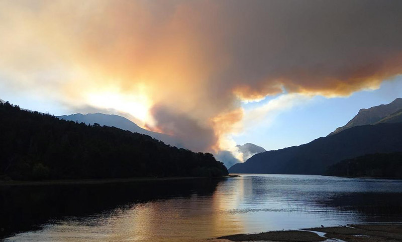 Avanzan los incendios forestales en Bariloche y cuatro familias fueron evacuadas 