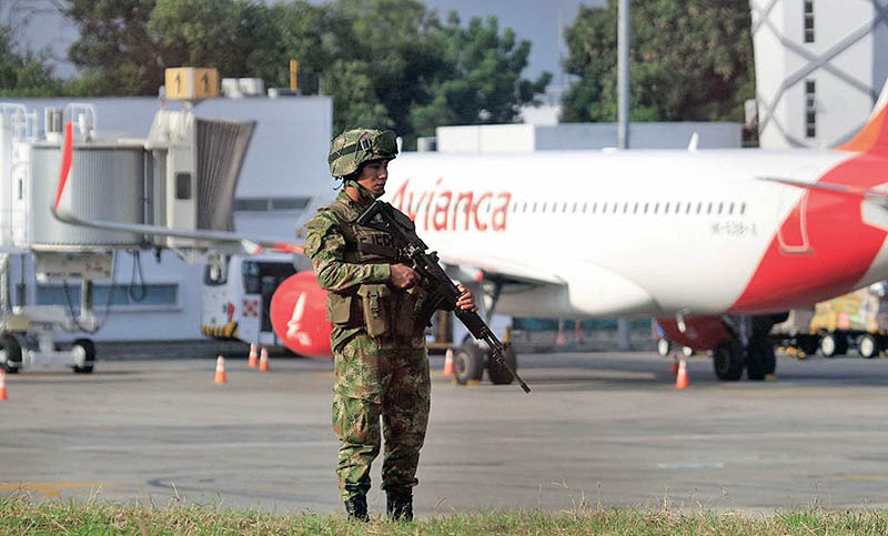 Dos explosiones en un aeropuerto en la frontera entre Colombia y Venezuela dejan tres muertos