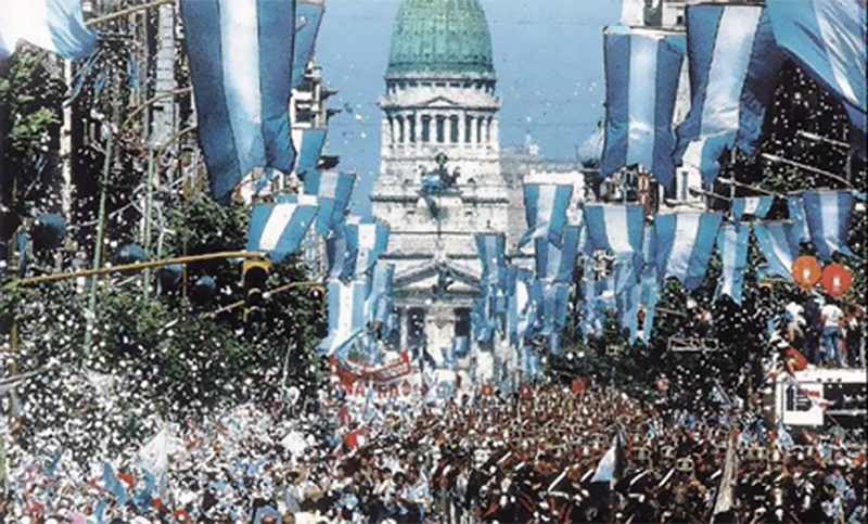 La democracia argentina expone virtudes y flaquezas a los 38 años de su recuperación