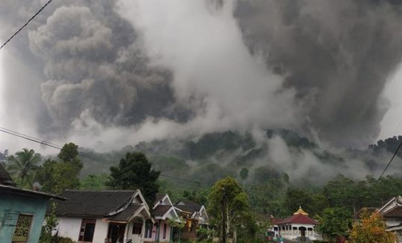 Casi 40 muertos tras la erupción del volcán Semeru