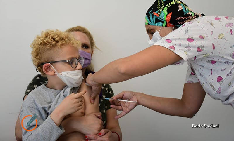 Advierten que niños vacunados con Sinopharm «no tendrán inmunidad» en marzo ante Ómicron