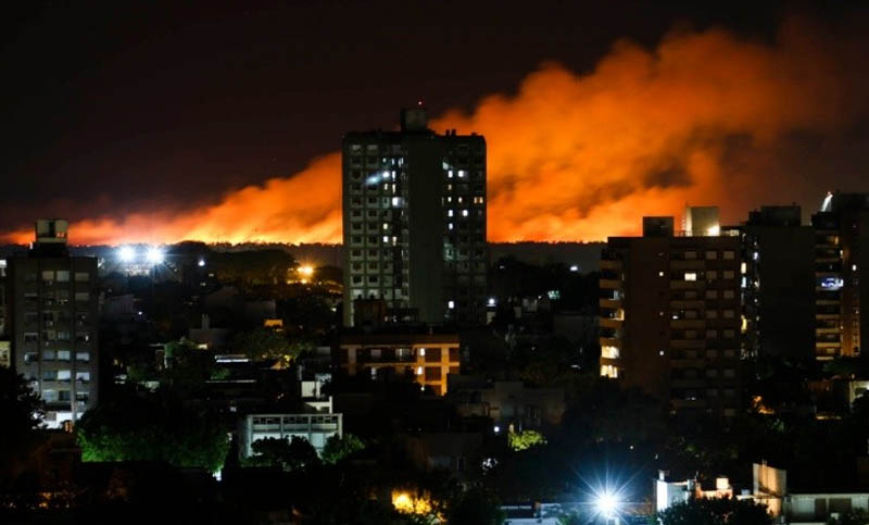 Los focos de incendio en el Delta del Paraná están siendo combatidos por los Brigadistas