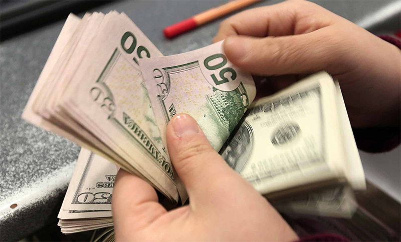 Ahorristas que retiraron sus depósitos en dólares deberán pagar impuestos a los bienes personales