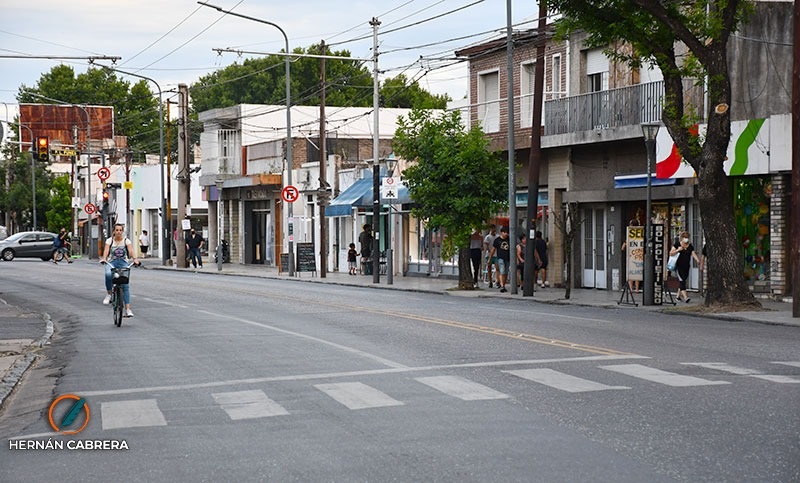 Barrio Azcuénaga tiene su peatonal durante este sábado por la noche
