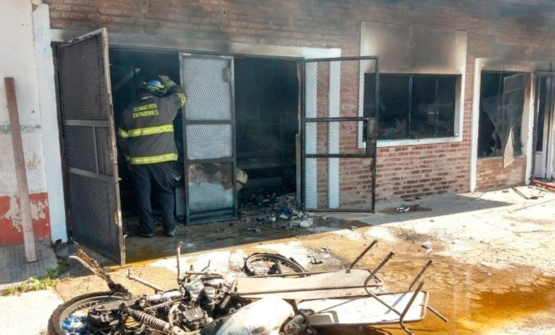Feroz incendio causó estragos en una casa en barrio Toba