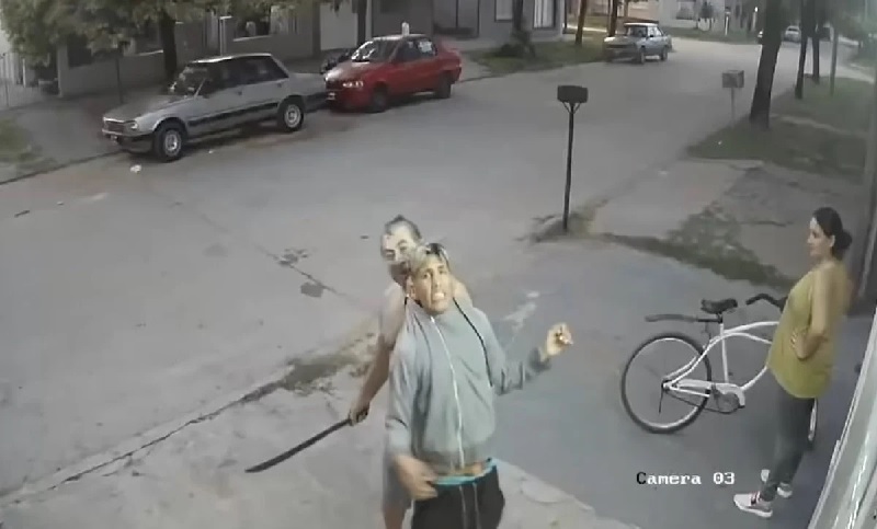 Un ladrón fue reducido con un machete y obligado a mostrar su rostro ante una cámara