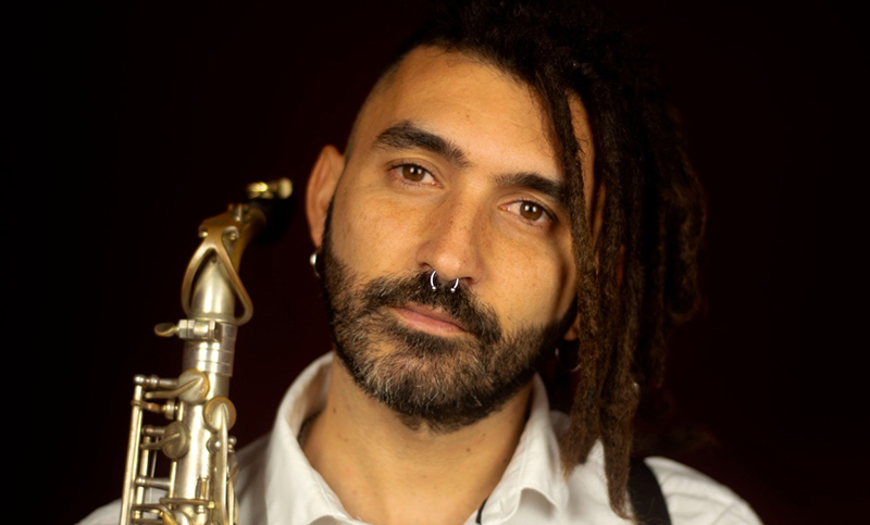 Un músico rosarino vive y trabaja en Playa del Carmen gracias a su saxofón