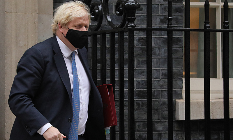 Boris Johnson busca salvar su cargo y ahora se disculpó con la reina Isabel II