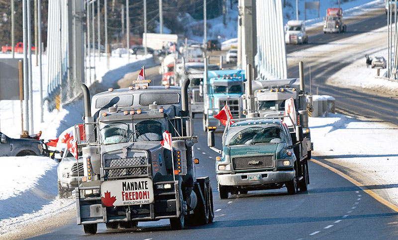 A casi un mes de paro por el pase sanitario, los camioneros canadienses marchan hacia Ottawa