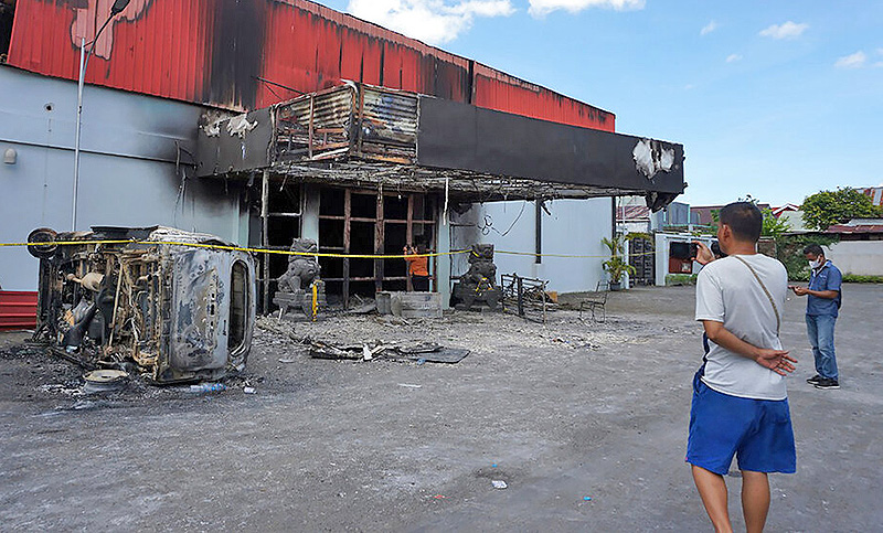 Al menos 19 muertos tras un choque étnico e incendio en una discoteca de Indonesia