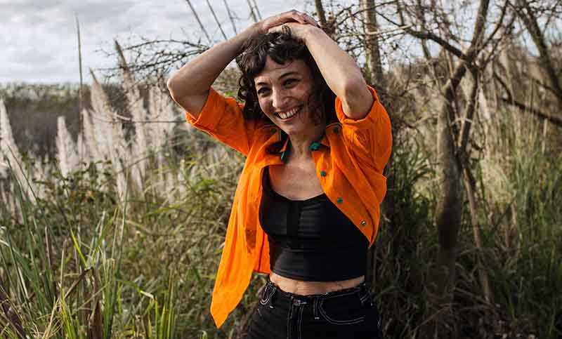 Al ritmo del pop y la electrónica, la cantautora Sol Pereyra presentó “Seguir”