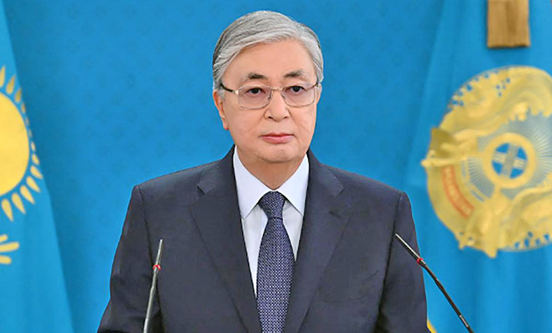 El presidente de Kazajistán no negociará y autoriza a policías «disparar a matar» para frenar las protestas