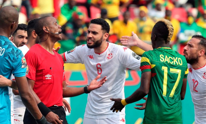 Papelón en la Copa África: un árbitro terminó el partido dos veces antes de tiempo