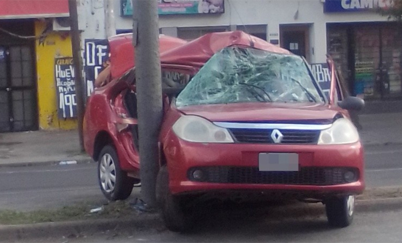 Un conductor incrustó su auto contra una columna en plena calle Mendoza