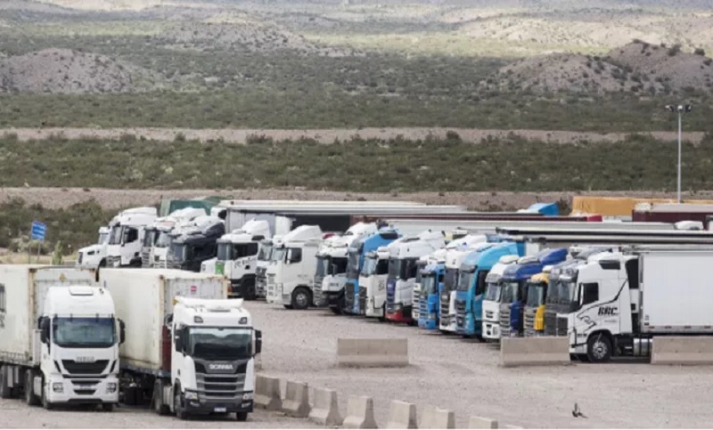 Más de 3.000 camiones continúan varados en la frontera con Chile